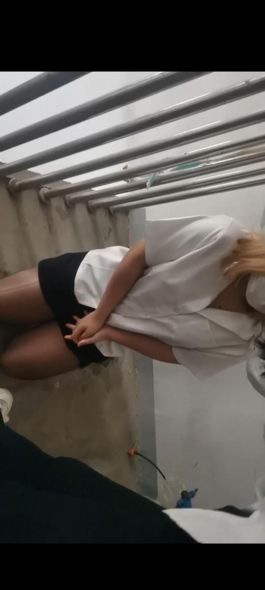 全国最贱女M 两个学生主调教我 套路直播，女女调教，校园暴力，强迫跪下羞辱                                    学生女主玩黑丝骚母狗