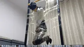 【新月原创】【红豆】定拍 飞天胶带缚 还放了TD折磨 部分正片+花絮 金主购买了版权 只授权我宣传分享部分 【新月工作室】定拍交流QQ：1003187439 备用2936094312<br>【出原味妹子】3104988182 小洛（红豆）2389316626 玉箫（荷露、雪莹） 3560530071 雨涵（若莺） 3451471253 佳怡<br>198赞助最少赠送50部视频，398赞助最少赠送100部视频，698赞助最少赠送300部视频，价格相当优惠~<br>约绑攻略有售直接滴QQ：3104988182！！！本工作室正式启动会员优惠折扣方案，请有兴趣的同好加客服Q：3104988182详询<br>同好定拍，感谢授权我发布。<br>这是一小部分的正片，已经大部分花絮为主，请先看清楚在购买。金主定拍的内容非常丰富，还有不少互动游戏，不过由于金主买断了版权，我又觉得这种透明胶带的吊绑很有趣，才软磨硬泡请求金主给我发布一小段宣传片。<br>透明胶爱好者的福利。实话说，这个拍摄内容是真的感觉很不错。