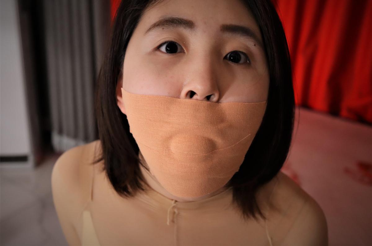 堵嘴巴-肌肉贴 应粉丝留言-肌肉贴.胶带不够黏，M不老实的话一会儿就挣扎开了，这次用了肌肉贴，也就是说大腿肌肉剧烈运动也不会开胶的肌肉贴 现在贴在小莫莫的嘴巴上了！！嘴巴里还有棉布 还塞了口塞球。女S蜜蜂 趁机一顿猛“试验”，看看小莫莫到底能不能说出话.. 网友有紧缚设想可以留言 紧缚室随机选用 帮你实现！