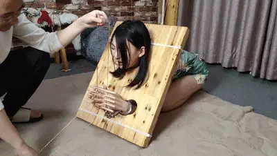 随心原创　苏樱 绿旗袍犯妇木伽 手指拶刑 随心原创   苏樱 绿旗袍犯妇审问  定拍QQ 63111044<br>不要用手机下载 在线解压 用电脑下载完成  输入密码 解压密码 ：随心