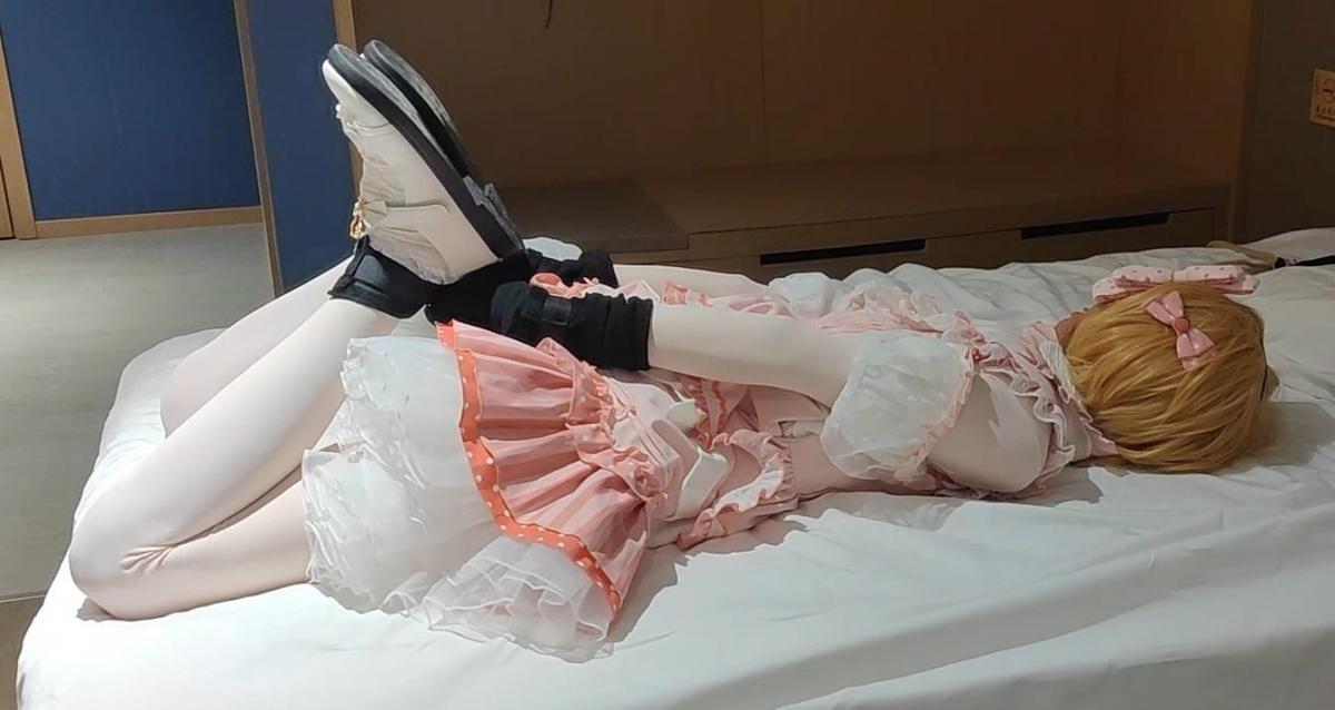 伪娘白丝Lolita 皮铐驷马/椅缚分腿固定 TK震动 S：我<br>M：Diana<br><br>分三段，皮铐驷马（手上套了两层棉袜再铐，因为那铐子不这样能自己解开），椅缚开腿固定，倒坐椅缚开腿固定<br>玩法还是老三样，TK，震动，边TK边震动<br><br>以前视频里大部分衣服是自购的，符合个人XP的COS和JK<br>这回碰到一个衣服比我还多的LO娘，所以非常愉快地尝试了下Lolita，视频里有一套粉色的一套白色的<br><br>视频是M自己做的，所以风格可能和我以前视频不太一样，全程静音，有些地方打码漏了我补了一下<br><br>作品序号：28