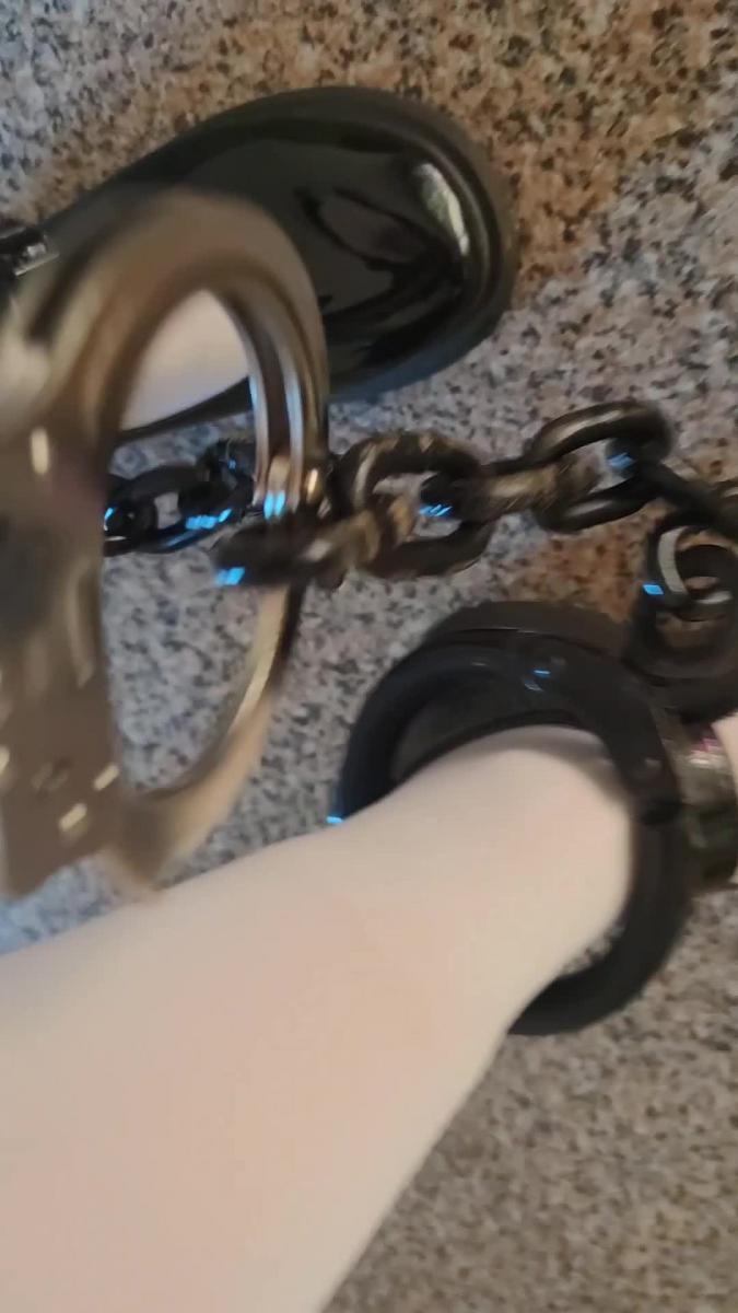 多镣铐行走 亲测，姐妹们有玩一定穿条光腿神器，然后黑铁提起来会很舒服