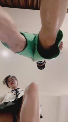 【调教视频】【狗哥】第一视角情侣S羞辱 剧情简介：爽吧!你这条傻狗！被主人踩得滋味怎么样啊？踹死你个废物......你怎么这么贱啊？给老娘爬过来......<br>
