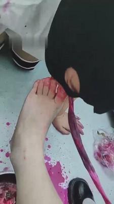 【调教视频】【苏可儿】用脚和圣水混合给狗喝 剧情简介：女主将自己的洛丽塔皮鞋甩掉把脚上那双穿了一天的臭丝袜脱一只下来当榨汁机榨果汁喂给跪倒在自己脚下的废物贱狗喝......