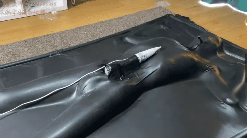 【黑魔法师】体验的陷阱体验者陷入被无尽GC的真空床陷阱。黑魔法师的脱缚游戏 贪心的体验者被永久拘束。 <br>黑魔法师发出了脱缚有奖挑战，吸引了一个体验者来玩脱缚体验。只要能够挑战成功，就可以得到现金奖励。前面两次拘束挑战轻松就通过了，第三次是驷马拘束的脱缚挑战，只要成功就可以得到八百元奖励。体验者被黑魔法师用红绳子进行驷马拘束，然后放在床上，体验者开始挣扎让绳子变松，很快就从驷马拘束里解开。但这才是掉进黑魔法师陷阱的关键，这三个挑战都是为了吸引体验者留了破绽。而最后一个挑战，只要成功就可以得到3200元，贪婪的体验者决定尝试最后一个挑战，没想到被包进了真空床里，真空床的乳胶紧贴在身上，自己居然一点都动不了，而且黑魔法师还在自己双腿之间贴上了一根[X_X]，根本无法逃脱。最终的挑战失败，体验者彻底掉进黑魔法师的陷阱里面，被困在真空床里无法逃脱，只能接受被调教的命运。<br>（本期看点：绳缚，，AV棒，真空床）<br>作者:黑魔法师<br>QQ：2946045390 推特@Melissa73142749<br>接视频定拍；也可以线下现实体验 <br>网盘视频是压缩文档类型 解压后吧TXT改成mp4 解压密码heimofashi123 请不要在线解压