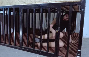 【樱束原创】《占巢养奴—驯化》大型定拍转公映！被歹徒圈养起来的拉拉今天被拉出铁笼开腿跪绑床上再给她装上翘臀器对她各种抚摸刺激！疯狂的脚底刷油TK/夹指/滴蜡/鞭打折磨驯化！ 工作室推出众筹定拍系列片：思路 内容 剧情 服装均由参与众筹的小伙伴安排，工作室负责拍摄，凡参与众筹的小伙伴可以加入众筹临时讨论群：209976701（限参与本期众筹的小伙伴申请）众筹金额无大小区分，提供的任何素材内容都会认真考虑采纳，众筹目的为了让小伙伴用最少的代价看到自己喜欢看的内容。（详情请咨询客服QQ2156176672或移步众筹区查看）<br><br>大型定拍剧情简介：<br>大型定拍转公映！被歹徒圈养起来的拉拉今天被拉出铁笼开腿跪绑床上再给她装上翘臀器对她各种抚摸刺激！疯狂的脚底刷油TK/夹指/滴蜡/鞭打折磨驯化！<br><br>樱束服务内容：私人订制剧情 专属剧情订拍 现实约拍 全国飞业务 统一解压密码：ysyc6672或qq2156176672<br>樱束联系方式：QQ2156176672 VIP专属客服微信号：yingshu-you（VIP专属客服微信，终年无休）<br><br>视频格式：MP4<br>分辨率：1080P<br>时长：48分钟<br>大小：3.4G