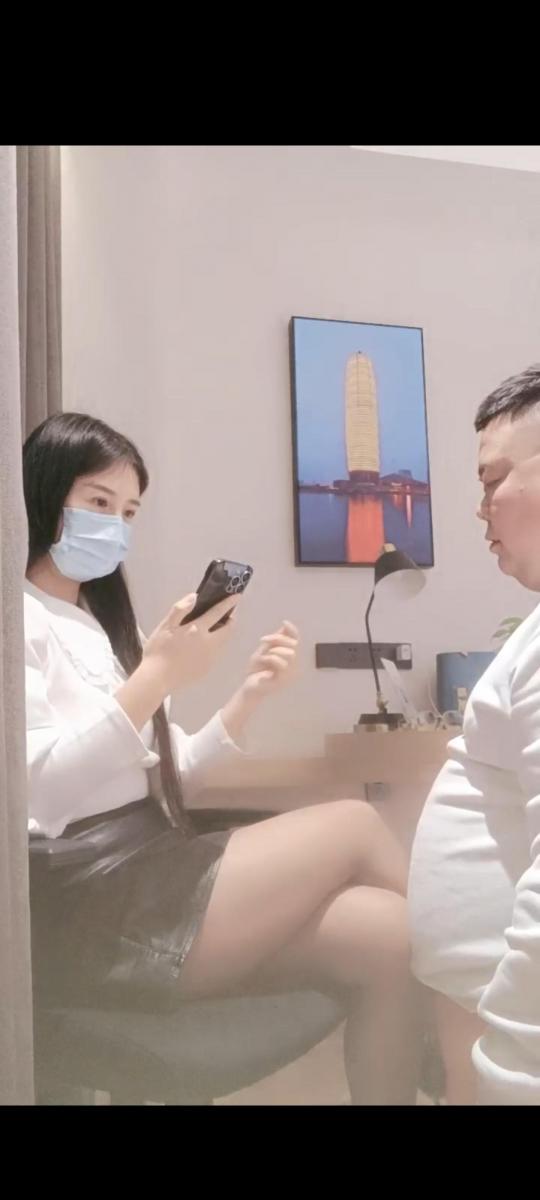 嗯哼Sss 开始上课了 套路嗯哼ss，性感黑丝女王调教胖狗                                             恋足羞辱，鞭打舔黑丝摸腿，踢裆