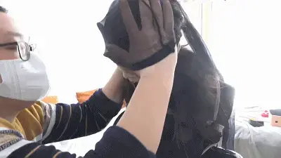 逍遥订制——人贩姐妹的下场（上）。女人贩柳洋遭遇受害者家属报复，丝袜套头扒下裤子羞辱。 以往的片子里都是女人贩作威作福，四处绑架漂亮女孩，这次索性定拍一部专虐女人贩的作品。<br>剧情：一对女人贩姐妹作恶多端，策划了多起绑架年轻女孩的绑架案。然而她们却被一位受害者的家属盯上了。<br>借一位探员的视角，我们得知一位女人贩被人残忍地报复，死死紧缚起来，头被套上丝袜，裤子被扒下露出内裤羞辱。<br>几天前，女人贩翘着脚躺在卧室床上，开心地数着一叠钱，然后放进皮包里。她拿起一张照片，上面是一个年轻漂亮却被五花大绑，堵嘴蒙眼的女孩。而RF的身边正放着女孩身上的衣服裤子和鞋袜，看来女孩已经被脱光卖走了。RF在女孩照片上写下日期与她的售价然后拿起女孩的鞋，笑着说：多亏了你，又让我赚了一笔，下个月我是换一辆车还是买一块表呢？<br><br>门铃突然响了。RF急忙将衣服藏在被子下，鞋袜装到一个盒子里放在床边，然后将照片放进一个档案袋，再放到枕头下藏好。<br>RF：来了！ 她打开门。 门口是个戴口罩的男人，身上背着一个包：“我是来您这查水表的，请让我进屋。”<br>RF让她进了屋。自己坐到沙发上玩手机。男人查完水表却没离开，而是径直走进客厅。<br>RF：你事办完了该走了吧？ 男人：小姐呀，我在找一个人，您看看您遇没遇见过？<br>男人给RF看了一张女孩的照片，正是RF刚卖掉的女孩。<br>RF吓了一跳，连忙敷衍：这个姑娘我从来没见过呀！我不认识呢。<br>男人：那就不对了，我明明看见我妹妹和你一起上的出租车。然后再也联系不上她了。<br>RF：你和我说这些干嘛，我最近都没怎么出门。（说着连忙后退到桌旁，背着手拿起一把剪刀准备偷袭男人）<br>男人：别这么紧张吗，想要证据我这还有很多呢。<br>RF：是吗？那咱们坐下慢慢看。（说着想要偷袭男人）<br>男人却立刻掏出手枪。男人：别乱来，我以前是当兵的，开个枪连眼都不眨。<br>RF知道遇见了硬茬，乖乖扔掉剪刀，把手放到脑后跪下。<br>男人把RF绑在椅子上<br>RF用谎言哄骗男人：大哥饶命，我也是被我姐姐逼的。带你妹妹上车的是她。这是我第一次做，饶了我吧！<br>男人之后用丝袜塞住了RF的嘴，口球塞住封嘴，然后说：你在这乖乖呆着！<br>之后男人进入卧室寻找线索，RF吓得呆在原地不敢动。男人进入卧室后无意间踢到一个盒子，打开一看是妹妹的鞋袜十分悲伤，继续搜查全屋，很快发现被子下妹妹衣服裤子与枕头下的档案袋。男人打开档案袋，看见里面不只有自己妹妹被绑的照片，还有其他女孩的照片，每张照片还被标上日期与售价，转头看到地上的一排女式鞋子（都是受害者们的），男人意识到RF早就不是初犯了，而是个血债累累的女魔头。<br>他愤怒的回到客厅，把照片放在RF面前，质问她怎么回事。RF事情败露，不敢解释，只能摇头呜咽呻吟。男人将女孩们的照片在她身边摆上一圈，每张照片旁摆着一双女式鞋子，然后用绳子蒙住了RF的眼睛，在脑后打结固定。<br>男人：说出找你姐姐的方式，我放你一命。<br>RF（惊恐地说）：她约我今天在（虚构地点）接头，你到哪里绝对能找到她。<br>男人听到后笑着说：知道我为什么要摆这些东西吗，我听说这种仪式可以把你这种罪人的灵魂封印起来。之后将一双袜子塞进她的嘴巴，用胶带封住。RF十分害怕，想到自己的罪行，她呜呜地呻吟哭泣着，低下了自己的头，对着女孩们忏悔起来。<br>男人将一双黑色丝袜套在了RF的头上，然后将她双腿的裤子褪到膝盖处来羞辱她，将她的鞋脱掉放在脚边。然后离开了<br>许久过后，RF晕死了过去.....<br>几天后，RF姐到了约定的房间准备和妹妹见面，被提前埋伏好的男人袭击打晕。<br>等到她再醒来，发现自己的衣服被换上了银色泳装与肉色丝袜。浑身被绳子严厉地紧缚。<br>RF：把我交给警察吧，我愿意坐牢赎罪！<br>男人：那对你太仁慈了！<br>然后RF的嘴巴被塞进袜子，用胶带缠绕封嘴，她被男人扶到柱子边站好，男人用摄像机为她拍照，然后用卡尺为她量身高。<br>男人：你应该熟悉这个流程吧？先量身高体重，然后拍一些照片发给你的客户们挑选。今天让你来体验当货物的感觉吧~！然后让RF躺在地上，拍下她的足照、手照等部位的特写。然后用一根绳子将她的脚腕与手腕连接，绑成驷马。然后用布蒙住她的双眼。<br><span style='color:#b0b0b0;'>[隐藏文字，购买后可见]</span>