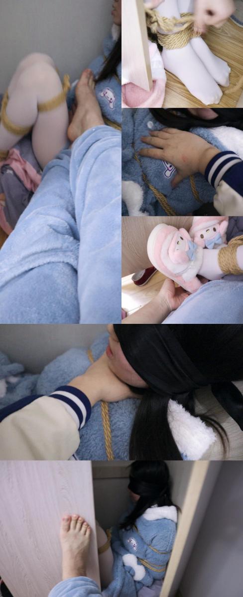 【荷约少女】打开衣柜 发现里面有一只可爱的白丝大耳狗美少女在里面被紧紧地捆绑呻吟着 原来少女I的新春礼物 那就不客气了脚踏 皮鞭 TK 挠 抚摸 [X_X]一套玩下来 少女I新春除了委屈在还有[X_X 打开衣柜 发现里面有一只可爱的白丝大耳狗美少女在里面被紧紧地捆绑呻吟着 <br>原来少女I的新春礼物 那就不客气了先把可爱的大耳狗少女当成脚垫 全部脚的重量压在女孩子的身上 狠狠的踩她接下来<br> 皮鞭 TK 挠 抚摸 [X_X]一套玩下来 少女I 又脱下女孩子的可爱拖鞋 玩起她的脚来 <br>新春除了委屈在还有[X_X]中挣扎呻吟之外 别无他法 玩过了之后 <br>又让可怜的女孩I自己一个人挣脱开绳子 委屈地跑开了<br><br><br>
