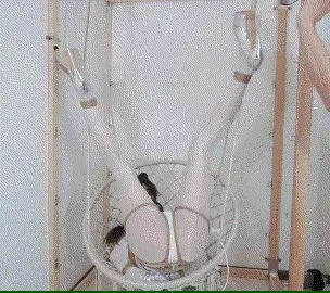 《伪娘绳奴潇潇》06伪娘绳奴潇潇吊篮内分腿捆绑+开腿吊鞭打虐待榨精 下载后再解压，解压密码xiaoxiao解压后改后缀为.mp4<br>潇潇坐在吊篮内，腿被紧缚固定后加上快乐棒，中间进行鞭打调教，后来将两条腿分别困在两边的立柱上，这下没办法挣扎了。。<br>定拍Q379989669