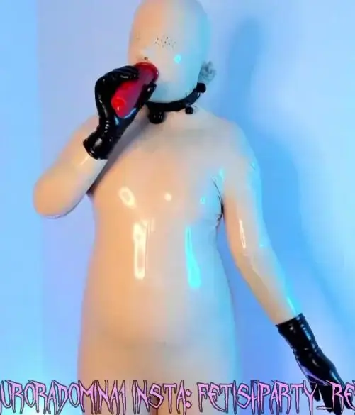 aurora_hotter_14102022_1145_female_Chaturbate 创作：Goddess Aurora<br>Goddess Aurora 12月18日部分直播录像 经典肉粉色乳胶衣回归<br>几月不更女主体型越来越肥硕,换上经典肉粉色乳胶衣<br>另有自缚捆绑以及小怪兽的震动自摸体验，喜欢乳胶衣的朋友别错过了，新视频有百度云链接，希望大家多多支持<br>以后会陆续更新相关内容，希望大家多多支持