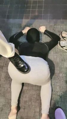 【调教视频】【心甜夫妻】夫妻主玩弄绿帽狗奴 剧情简介：主人的臭袜子真的就这么香吗？馋的你这条贱狗流了这么多的口水？既然你这废物这么喜欢老娘的臭袜子那就帮我把袜子脱了吧！不过要不要把这双臭袜子赏给你可就要看你的表现咯......