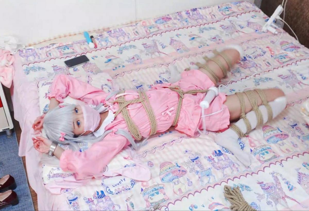 【冷酱自缚35】冷酱cos和泉纱雾妹妹第二弹，睡衣床上自卫表演自缚胸缚＋股绳+折腿手铐zdb放置 促销次数已用完不促销了 下载后再解压，解压密码leng，解压后改文件后缀为.mp4<br><br>冷酱cos纱雾妹妹第二弹，这次选择了可爱的睡衣套装。纱雾妹妹宅在家穿着睡衣觉得画涩图灵感又不足了，于是又开始对自己进行迫害开始找感觉创作。首先拿出zdb开始观看自己自卫表演进行录制，但看了一会觉得还是不够涩，只好拿出绳子镣铐进行自缚，并录像进行记录，好为画涩图寻找灵感。开头自卫表演，中途gc了一次，最后为了增加情涩得感觉解开之前又冲了一发。<br><br>冷酱光是化妆准备，带假毛准备相机整理场景什么的就弄了一个多小时，拍的是纱雾妹妹睡衣的那套，t血那套已经拍过啦，咱还有套浴衣纱雾妹妹，销量好的话还会拍。<br><br>咱还有一些其他cos服。喜欢的话也可以找冷酱定拍的。也欢迎提供投喂cos服。有几率拍成视频哦，不过不能保证什么时候拍。<br><br>销量好的话还会继续多出cos服的自缚并且增加更新频率……不好的话，应该会少拍了，毕竟整一次真的很麻烦……拍拍日常服jk什么的就会轻松一些。拍完就累瘫在床上了。所以还希望小伙伴们多多支持。<br>定拍qq379989669，闲聊勿扰，平时比较忙碌。Twitter:Woshigudupiaobo