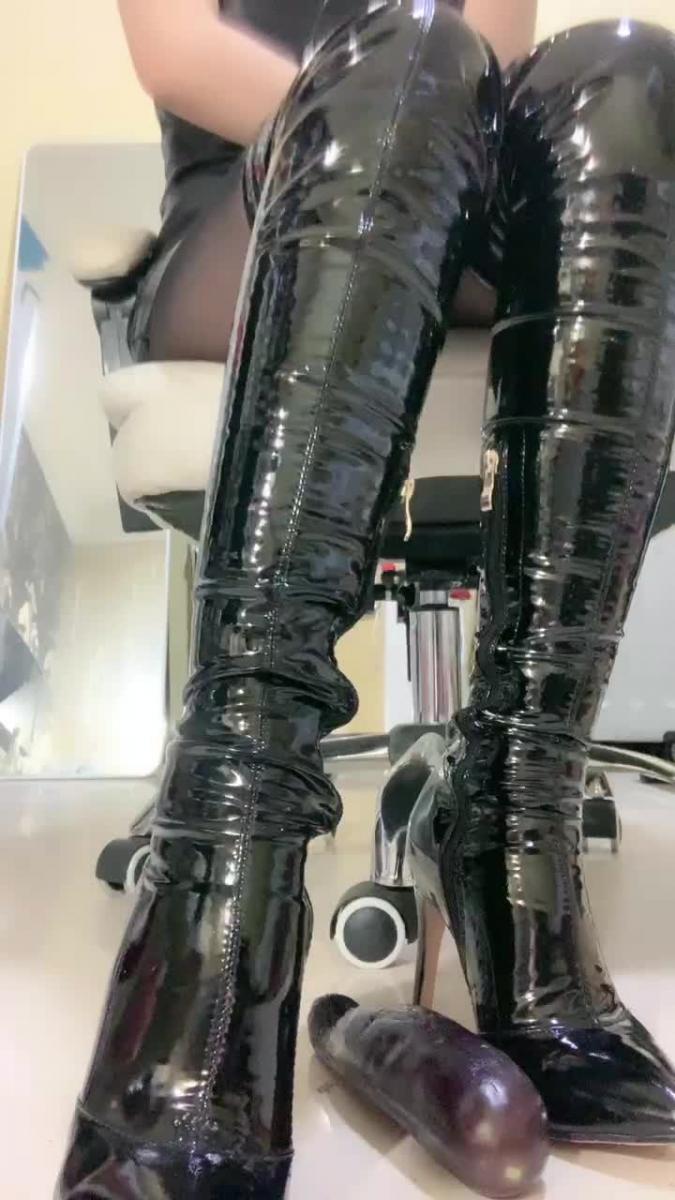 【赫拉SS】靴zj可实名 套路直播调教，舔鞋恋足踩踏第一视角<br>【赫拉SS】靴zj可实名<br>尽情的感受女主人的蹂躏暴打狠踩调教,极致抖M视听体验