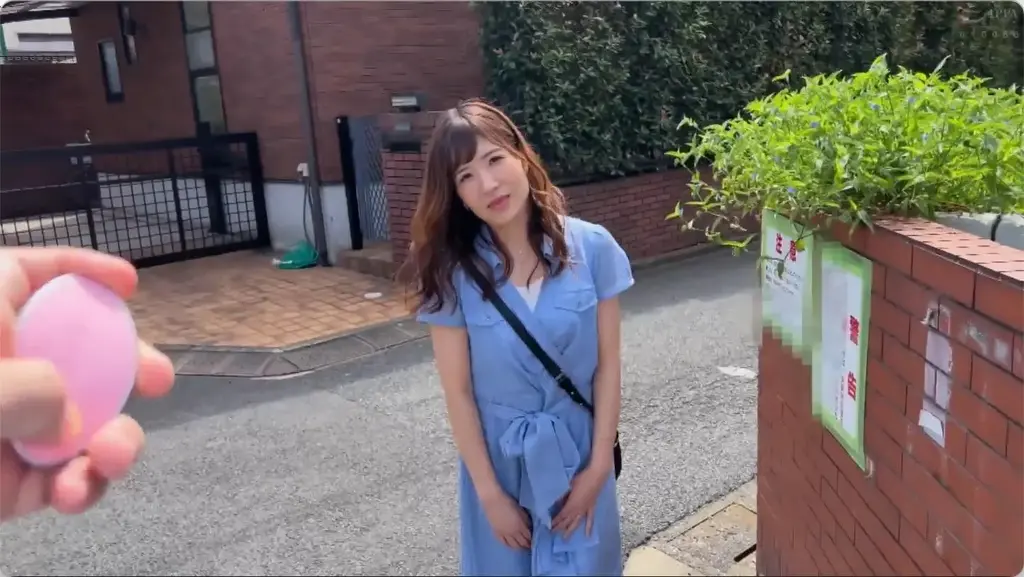 不倫、言いなり、ヤル為に来る奥さん さつき（32歳） 番号:<span style='color:#b0b0b0;'>[隐藏文字，购买后可见]</span><br>发行日期:2023-01-20<br>导演:----<br>制作商:エンブレム  <br>发行商:エンブレム  	<br>类别:单体作品 已婚妇女 第一人称摄影 苗条	<br>演员:椎木さつき 	<br>剧情：户外玩具遥控人妻。