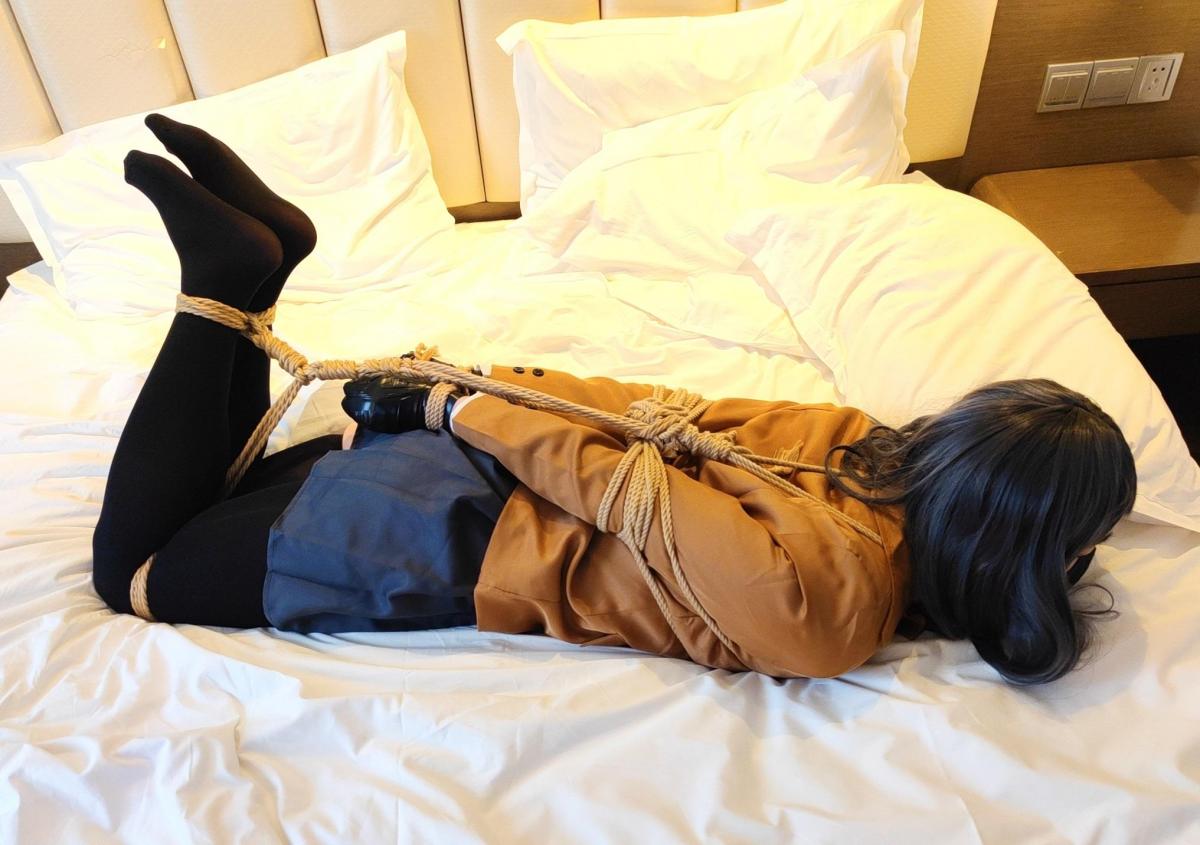 [cosplay]樱岛麻衣 伪娘驷马/日式 拘束抚摸TK震动 S：我<br>M：K<br><br>第一段驷马 胶带包手，挣扎TK比较多。<br>感觉胶带包手效果挺好的，不过M后面说手疼，以后研究下怎样包不疼。<br>第二段日式主要是各种震动。<br>以前的视频是1080P，这期720P，加上时长15分钟，所以便宜一些。<br><br>最近开始玩推特，将来会发视频的小片段到推特上，欢迎关注@Subpneuma。<br><br>作品序号：30