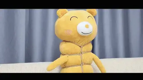 【半岛束艺台】【卡菲】【劳拉】YT1860 南非黑魔法 ◀台长准备了两件礼物供姑娘们挑选，魔法棒和水晶球，南非裔美帝小黑妹劳拉选择了魔法棒，黑魔法将卡菲变成了一只熊，她竟然还要把可怜的小熊绑起来，现出原型的卡菲虽然很无奈，但她也有一样魔物：水晶球，拥有读心术的水晶球看出了卡菲的报复心，于是魔法棒竟然自己转动了起来并指向劳拉，最后两人全都成了这副模样，话说你俩有没有想过谁给你们松绑呢？<br><br>㊙【解压密码】peninsula2018,修改后缀名mp4,勿在线观看<br><br>➡【半岛束艺台】不做精品只做生活，用镜头记录真实绳艺，纯净捆绑，健康游戏！为每一个热爱捆绑的朋友展示最纯粹的绳艺，为每一个顾客用心打造属于您的专属作品。<br>✅主页:https://linzijun.app/@BDTV<br>✅QQ:2245148409<br>✅微信:peninsulastudio<br>✅推:@PENINSULABDTV6<br><br>业务咨询秒回，闲聊看心情，色情勿扰。