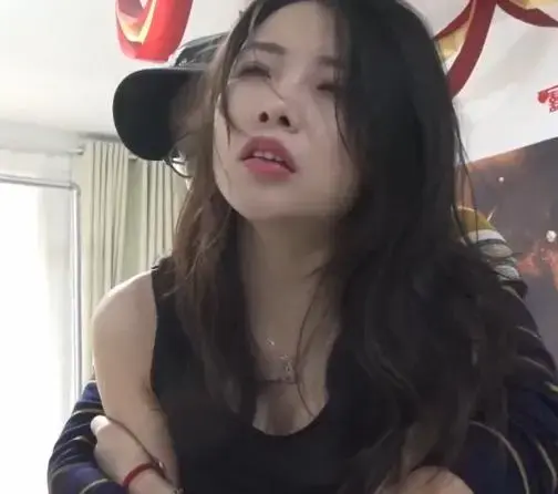 都市女侠1 保卫都市的女侠再一次战斗中负伤，不料自己的基地也被反派发现，女侠重伤回到基地，却被反派抓住，两人开战，女侠有伤不敌，被反派的武器重伤腿部，而后一番折磨女侠失去了意识，再失去意识的时候，反派抚摸这女侠的脚部，不料而后女侠苏醒愤怒的踢倒反派，自己腿伤发作，并且被反派从后面抱住，又被强迫喝下了药水，被反派录下了狼狈的样子，，，希望大家喜欢