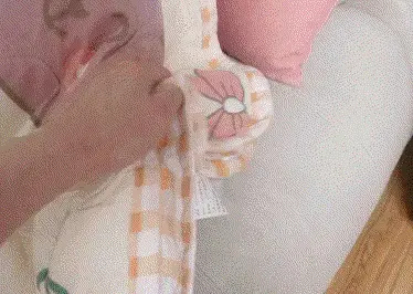 【冷与贝128】定拍之我家沙发上突然出现一位捆好的内衣美少女 下载后再解压，解压密码leng解压后改后缀为.mp4<br>其实很久前就幻想过，某天下班回到家，客厅沙发上会多出一位熟睡的美少女，掀开被子后发现居然是捆好的！开始只是抚摸，一些轻微的挑逗，后来我找来了一根震动BANG，刺激她的[X_X]，她轻轻的呻吟，最后还是醒来了，说着 “ 不要不要” 之类的话，由于怕惊扰到邻居，我给她塞嘴里一颗大红色口球（我也不知道为什么我家会有这些奇怪的道具hhh）之后便继续玩弄她，她反抗者，扭动着身体，于是我找来了鞭子和皮拍子，对着她的屁股使劲的打，在震动BANG和鞭子的双重刺激之下，少女终于顶不住[X_X]了，她大声呻吟着，身体抽搐了两下突然长吟一声后风平浪静了，而后我为她轻轻的盖上了被子，慢慢走远。。。以上就是剧本全内容，定拍咨询Q379989669