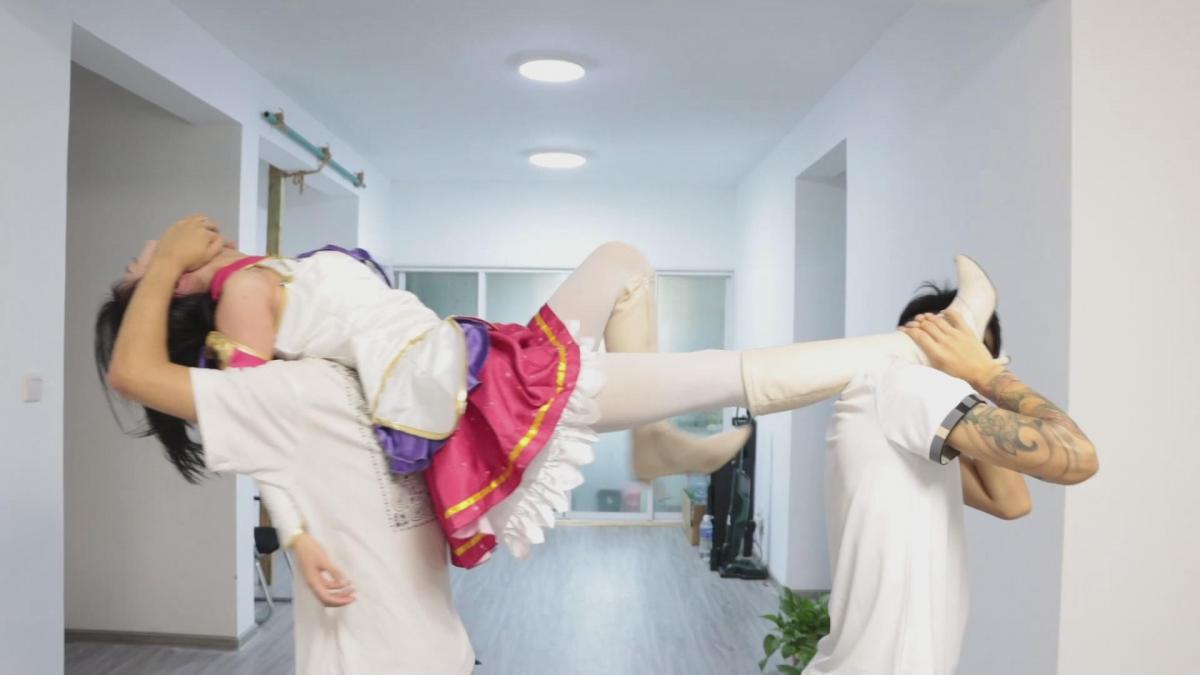 （得意客出品）魔法少女（下） 得意客出品，琪梦主演。<br>分为上下两部，此部内容：<br>魔法少女琪梦遭到两位面具人围殴，不敌被虐，最后惨被扒光示众。<br>欢迎各位多提意见。