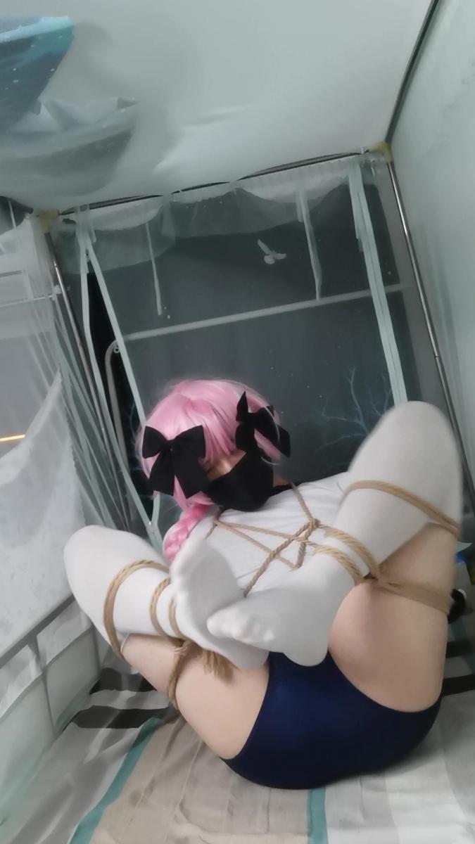 伪娘运动服阿福cos白丝自缚 这次尝试的是折腿缚，欢迎大家支持~<br>另外可接受定拍和寄拍、约玩体验（女m，男m，CD都可以），交流等加QQ：2823945319