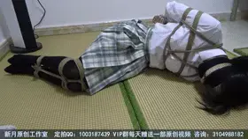 【新月原创】【彩依】定拍 黑丝蒙眼蒙嘴 日式胸缚 绑起来拍照 【新月工作室】定拍交流QQ：2389316626 原味找我：629374436 玉箫（雨薇、荷露、夏筠、雪莹、彩依、青歌）站内众筹也请大家多多支持~谢谢约绑攻略有售直接滴QQ！！！本工作室正式启动会员优惠折扣方案，请有兴趣的同好加Q：2389316626详询。工作室最近的新妹子（荷露、夏筠、雪莹、彩依、青歌）也是我用约绑攻略找来的。<br>这次金主定拍的是彩依妹子，绑好之后黑丝蒙眼蒙嘴，黑丝下的美腿若隐若现，十分诱人～这家伙的身材还是很不错的！！看来女孩子就是要绑起来才好看！