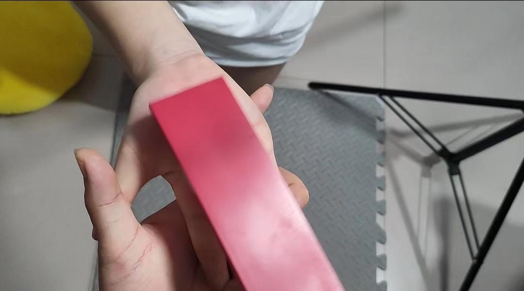 【娜绳工作室】【青柠】QNSP-23 光手打屁股篇，青柠被打的屁股从白皙变得红润。最后两个屁股蛋被打的白里透红，青柠也在不断求饶，但丝毫没有用处。<br>最后，伴随着青柠无助的骚叫，主人打到了200下才停手。<br>小红打手心篇。今天做错事的青柠被主人惩罚了，被主人拿着小红打了50下手心，给青柠的小手打的通红。她的主人也有点于心不忍，可是谁叫她犯错了呢～<br>视频的最后青柠有说一句:谢谢主人的惩罚。<br>小红打脚心篇1。<br>又犯错的青柠被她主子抓住一双36码的小脚用小红拍打脚心，被打的青柠抓紧主人的手苦苦哀求不要打了。但是惩罚就是惩罚，做错事就是做错事了，最终，青柠还是少不了脚底板被打100下的惩罚。<br>小红打脚心篇2。<br>再犯错的青柠这次还是屡教不改。又被她主子抓住双脚用小红拍打脚心。清柠被打的双腿乱踢，苦苦哀求不要打了，但还是无济于事。最终，青柠依旧还是少不了脚底板被打100下的惩罚。<br>惩罚结束篇。青柠被让双手抱头面壁思过，因为犯的错误太多，青柠也是做的也是心甘情愿，被主人一直摸来摸去的身体也没有展示出抵触感。真是个好M。<br>需要定拍的妖狐发私信跟我沟通你的大概想法，确定需要定拍留下QQ我加你详聊商谈，有兴趣洽谈合作女绳模的私信留下QQ，看到会加你联系<br>有兴趣的朋友也可以提供服装以便于视频拍摄<br>娜绳工作室的QQ联系方式：642462518<br>私人定制或者定拍请联系V：15666058278<br><span style='color:#b0b0b0;'>[隐藏文字，购买后可见]</span>