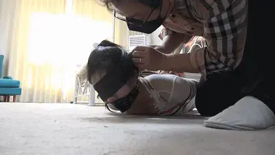 逍遥定制——末路姐妹（上）贪心妹妹策划假绑架被假戏真做，惨遭驷马捆绑，赔上自己。 林丹丹是我最早在逍遥定拍的模特，一开始只是因为想要的模特不在而被迫选择她。但定拍后发现这个当时还很青涩的女孩有一副173的笔挺身材，腿长足美，而且人十分敬业卖力。18年后她退圈了一段时间，现在又回归，弥补了我不少遗憾。这一部是较早前的定拍，接下来还会有一部她与柳洋合作的作品，敬请期待。（所以这部又是一个演员演一对姐妹了，￣□￣｜｜）<br>一个年轻的女孩坐在椅子上，任由一个男人捆绑她，她的双手被紧缚在背后绑成五花，双腿交叉绑在一起。两个人有说有笑，不像是被劫持了。<br>绑好后男人打开摄像机，女孩突然摆出恐惧的神情，开始求救：“姐姐，我被人绑架了，求求你救救我！”说着女孩的嘴巴就被捂住。“带上钱，到指定的地点找我，不然你妹妹就没命了！”男人对着摄像头威胁着。<br>录像拍完后，女孩笑了笑。“这下子能从我姐那弄到好一笔钱。”<br>男人：多亏你找到我， 不然我想不到这种点子。<br>女孩：好啦。视频拍完该解开我了。<br>男人：不行，要再拍一些照片，不然她可能不信。说着拿起胶带和堵嘴物走近女孩。<br>男人堵住女孩的嘴巴，用绷带封住，再用胶带缠绕。女孩几乎一点声都出不了，只剩眼神楚楚可怜。之后男人用胶带加固林丹丹腿部的捆绑，红色和银色的胶带交替一圈又一圈的缠绕林丹丹的美腿，林丹丹的上半身也被两种颜色的胶带缠绕数圈绑得十分严实。男人再把女孩驷马捆绑起来。<br>女孩被这一连串地捆绑感到有些害怕，真得开始害怕了。男人拿起摄像机满足地拍摄起来，将女孩恐惧的神情与被绑住的身体各部位都拍了下来（给一些模特身体的特写）。女孩开始大声呻吟求救，男人立刻控制住她，然后拿来绷带蒙住她的眼睛，再用胶带缠绕封眼。奄奄一息的女孩发疯似的在地上挣扎，一只鞋都被挣扎掉了。男人开心地用手机录像，记录女孩的困兽之斗。女孩凄惨地呻吟，呜咽，却没有意义。过了一段时间，女孩晕了过去。男人脱掉另一只鞋，玩弄了一会女孩的脚。<br><br>女孩昏着躺在客厅地板上，腿部的捆绑被解开，绳子被随意扔在她的身上，看她的手腕和腿上遍布绳痕。她的鞋和丝袜已经被脱下（松绑和脱袜子的过程不用拍），身上的手机、钱包之类的财物放在一边地上。男人为女孩解开了蒙眼的胶带绷带，把堵嘴的丝袜扯出来扔到一边地上，用肉丝丝袜套住女孩的头，在脖子上打结，用丝袜简单地绑住了她的双脚。男人开始收拾赃物，看到那双丝袜与鞋，冷笑起来，用一个盒子把它们装了起来。<span style='color:#b0b0b0;'>[隐藏文字，购买后可见]</span>