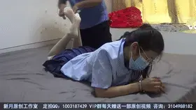 【雨涵工作室】【佳怡】我打赌输了被戴上惩罚铐，手铐和脚烤连在一起并受到新月的多重折磨和羞辱，我又不行了。 【雨涵工作室】定拍视频QQ：1003187439 或者3451471253 【佳怡】<br>【出原味妹子】3560530071【雨涵】 3451471253 【佳怡】可以和妹子本人直接交流<br>【音频小说定制】也是找上面的妹子们<br>【其他业务】约绑攻略有售以及本工作室正式启动会员优惠折扣方案，请有兴趣的同好加客服妹子Q：3104988182<br>【赞助方案】69赞助最少赠送10部视频，98赞助最少赠送20部视频，198赞助最少赠送50部视频，价格相当优惠~我今天心情不错，穿着jk和白丝去找新月探讨，我和新月打赌我一定可以解开但是我没能做到，他便把我的手脚分开用手铐脚烤铐住之后用铁链把手脚连起来成了一个驷马的姿势，这个时候月老狗不仅对我进行了语言攻击还有肉体上的攻击，他tk 我，不停折磨我，我怒了我一直努力挣扎试图挣脱枷锁的束缚。月老狗太瞧不起人了，他居然把钥匙扔给我让我自己解开，他似乎一点都不怕我解开，好像笃定了我一定解不开……不过，他对了。我开了好久的锁，可我的手根本够不着，每次就差那么一点……哈哈哈哈哈哈哈哈哈，屋子里面全是月老狗猥琐的且魔性的声音。太可恶了，太欺负人了，等我恢复了自由我要他好看，看我会不会放过他？呵，走着瞧。月老狗越来越上头了，对我发起了猛烈的攻击，他从上到下挠了个遍，我摇晃的非常激烈，痛苦的声音回荡在整个密闭空间。