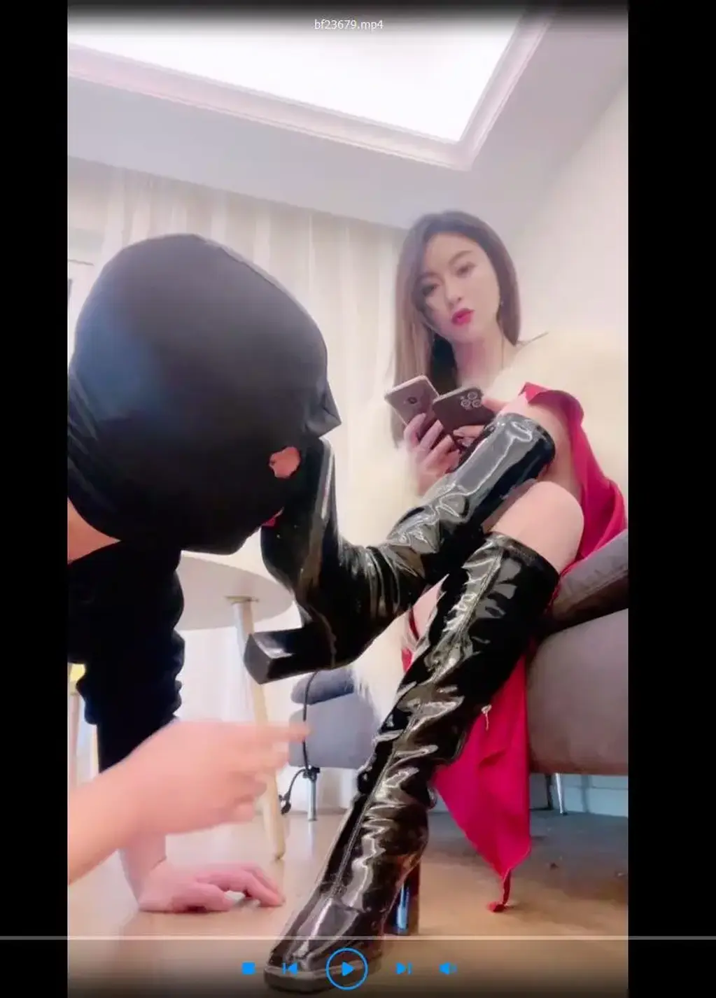 【风吟殿下】贵妇长靴喂食深喉 标题  【风吟殿下】贵妇长靴喂食深喉<br>原创者 【风吟殿下】<br>剧情 美丽的风吟女王穿着性感的黑色高跟长靴，各种花样调教男奴， 看的流口水，希望大家喜欢