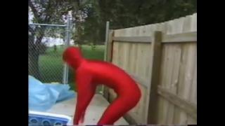 Wendy Erin Red — DaftSex 一部老片，两个美女在泳池fight，最后红衣女力竭。