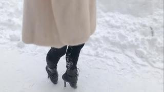 森林里芭蕾高跟鞋在大雪中跋涉 森林里芭蕾高跟鞋在大雪中跋涉