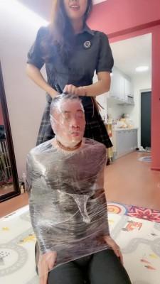 【辣妈S】木乃伊囚禁/黑丝深喉/鞭子狠抽 【辣妈S】木乃伊囚禁/黑丝深喉/鞭子狠抽<br>原创作者：辣妈<br>辣妈女主用保鲜膜全包贱狗，然后调教贱狗，让贱狗舔自己的黑丝脚