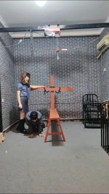 【静雅工作室】捆绑堵嘴各种刑罚审讯 【静雅工作室】捆绑堵嘴各种刑罚审讯<br>原创作者：静雅工作室<br>静雅女主调教贱狗，各种酷刑，老虎凳，滴蜡，贱狗只能接受女主的折磨审讯