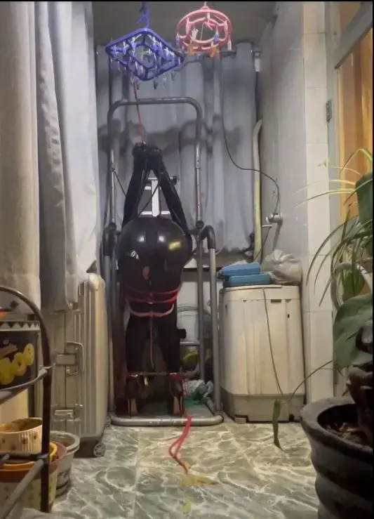 阳台自缚罚站、驷马 高跟鞋阳台自缚，前盖后塞，ru夹，棒棒，口球，羞辱文身贴，铃铛，第一次拍视频跪求大家别喷。。。连体gang钩和静音脚链明天到，明天再玩一次，嘿嘿。
