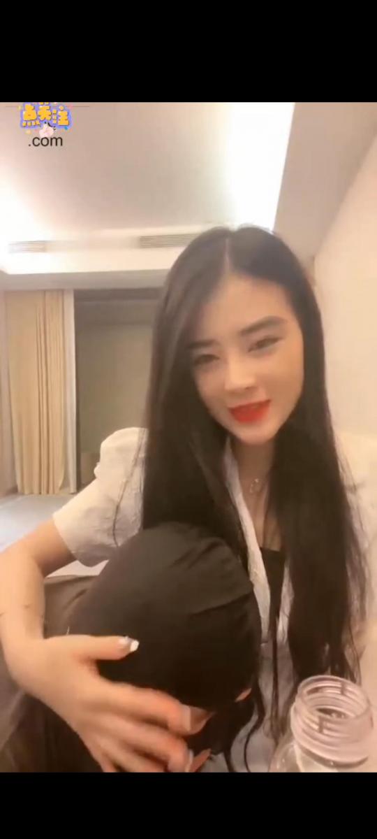 c皇 抖M男友的日常伺候 套路直播调教，男友喜欢舔脚伺候主人                                          恋足羞辱，情侣小情趣