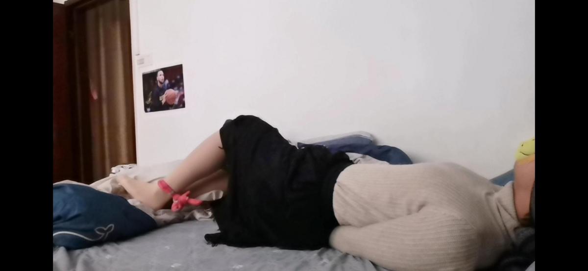自缚露出 这次也是个刺激玩法 我妹在睡觉 而她的老哥却在房间里女装自缚 这次没有锁门 所以在欲望与刺激的加持下gc了 这次蒙眼属实是一片黑看不见 如果被发现了就完了 所以是一次很刺激的玩法 感谢大家对我的支持