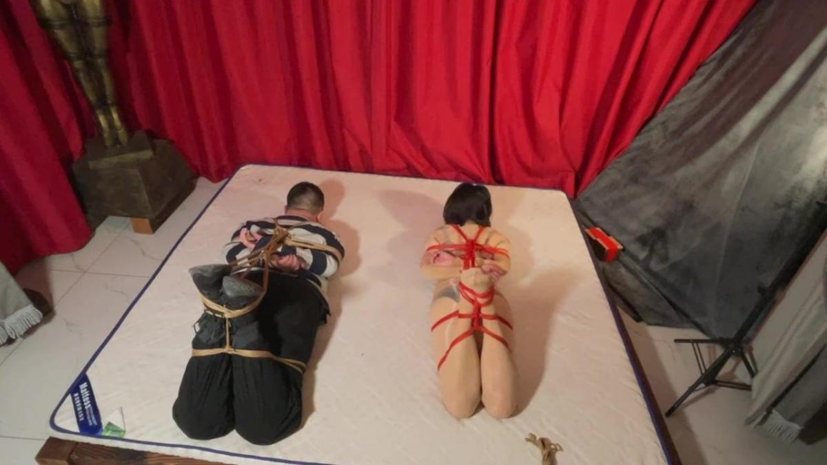 男女连缚-驷马合体 男女各自被驷马紧缚，然后面对面紧紧连一起！要互相拯救 只能扭动挣扎各种尝试，他们想商量下 可惜嘴巴被堵住 只能发出令彼此难堪的声音。。。。。