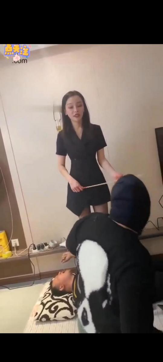 二宝 带素人小姐姐调圈养多奴 套路二宝，继续带素人小姐姐一起调教                                        鞭打狠狠虐，贱货狗奴
