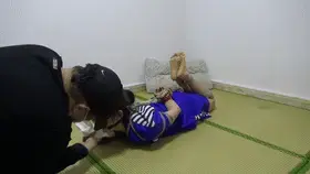 【雨涵工作室】【佳怡】定拍 对女囚犯的惩罚 中日式结合捆绑+眼罩+口球 我被捆绑在地上疼的直打滚直打抽抽，嘴上也没闲着唾沫满天飞，嘴里发出痛苦的呻吟声。 【雨涵工作室】定拍视频QQ：1003187439 或者3451471253 【佳怡】<br>【出原味妹子】3560530071【雨涵】 3451471253 【佳怡】可以和妹子本人直接交流<br>【音频小说定制】也是找上面的妹子们<br>【其他业务】约绑攻略有售以及本工作室正式启动会员优惠折扣方案，请有兴趣的同好加客服妹子Q：3104988182<br>【赞助方案】69赞助最少赠送10部视频，98赞助最少赠送20部视频，198赞助最少赠送50部视频，价格相当优惠~我是一个罪大恶极的女囚，到了牢房仍然改不了我的秉性，狱警就对我实施严厉的惩罚，目的是让我好好听话？我被紧紧的捆绑住了，中西式结合的捆绑勒的我喘不过气，我体内的血液开始变得不流畅，我疼的翻来覆去，体内的血液也在打架，我全身麻木了只能大声的宣泄。后来我又被带上眼罩和口球，嘴里也是没闲着了，带上口球岂不又加重了痛苦程度，不仅唾液满天飞，我要觉我的嘴也不是我的嘴了，我控制不住的返恶心，嘴和脸也印上了两道深深的痕迹。