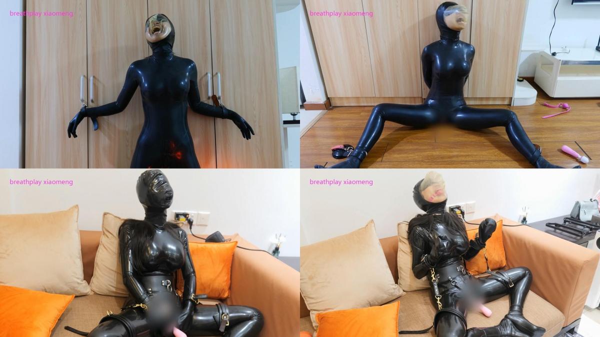 【小萌同学】补档XM043乳胶衣乳胶头套GC调教 这是小萌同學強高調教的第三部分，也是最後（也許？）一部分。<br>蒙著雙眼的膠衣小萌以站姿被吸盤把手腳固定在衣櫃和地面上。熱身環節先來三次无孔乳胶頭套。隨著氧氣越來越少，小萌也逐漸進入了狀態，開始喊叫和掙扎。最後她甚至把左腳的吸盤從地上拽了起來。<br>接下來讓我們增加一點刺激。我讓她坐在地板上，雙腿分開並把腳用吸盤固定在地上，雙手銬在背後。於是小萌只有上半身還能動一動了。一個粉色小[X_X]被用來配合[X_X]頭套的使用。在刺激下小萌的氧氣消耗加快，但[X_X]又能幫她壓制一下缺氧的痛苦。只是這種幫助並不能持續太長時間，尤其是當我把她帶到[X_X]邊緣後又執行了[X_X]拒絕。當我最終把[X_X]拿開後，小萌失去了[X_X]來源，再也無法抑制[X_X]的痛苦，前後搖晃，高聲尖叫，試圖吸入頭套內殘餘的每一個氧氣分子。關鍵時刻我救了她。<br>接下來，我把[X_X]固定抵在她的下身，把她的雙手連結到她的大腿上，並且用乳膠手袋包好，然後給她套上一個隻開鼻孔的帶[X_X]套的頭套。小萌只能通過鼻孔呼吸，而我則是時不時捏一下小孔玩弄她。大體上講這是給小萌的一個短暫的獎勵環節，她沒有費太多功夫就在呼吸受限狀態下終於享受到了一次[X_X]。在這之後，我又重新給她戴上了無孔[X_X]頭套，在最後階段還追加了口球，讓她繼續接受[X_X]的刺激。最終，她達到了最後也是最強烈的一次[X_X]。她陶醉在強烈的[X_X]中，以至於她放棄了呼吸和掙扎，放飛了自己的意識。在她倒下前，我及時摘下了她的頭套。
