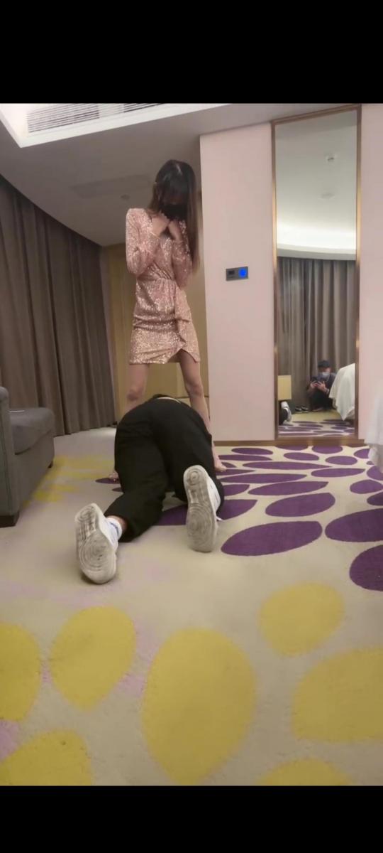 素人星探 脚喂食酸奶 舔美女的裸足 套路素人星探，调教恋足狗，舔裸足酸奶                                       羞辱，脚喂食