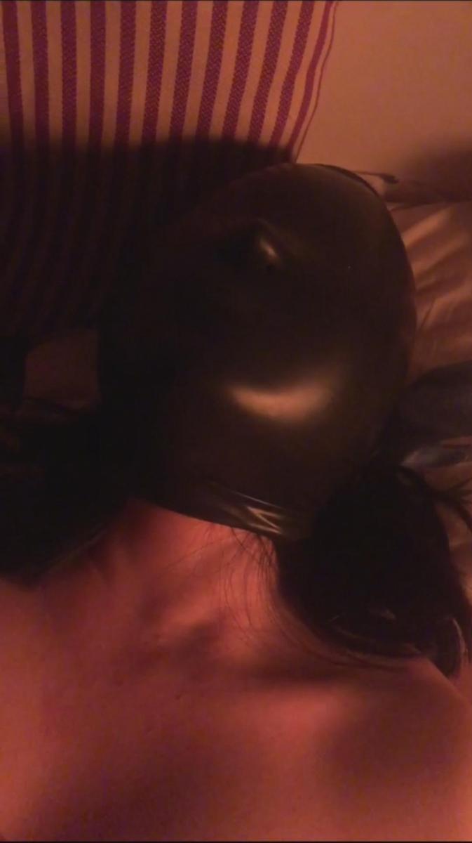 乳胶头套情趣日常 和我家胖妞的情趣日常分享，今天分享的是乳胶头套情趣小游戏
