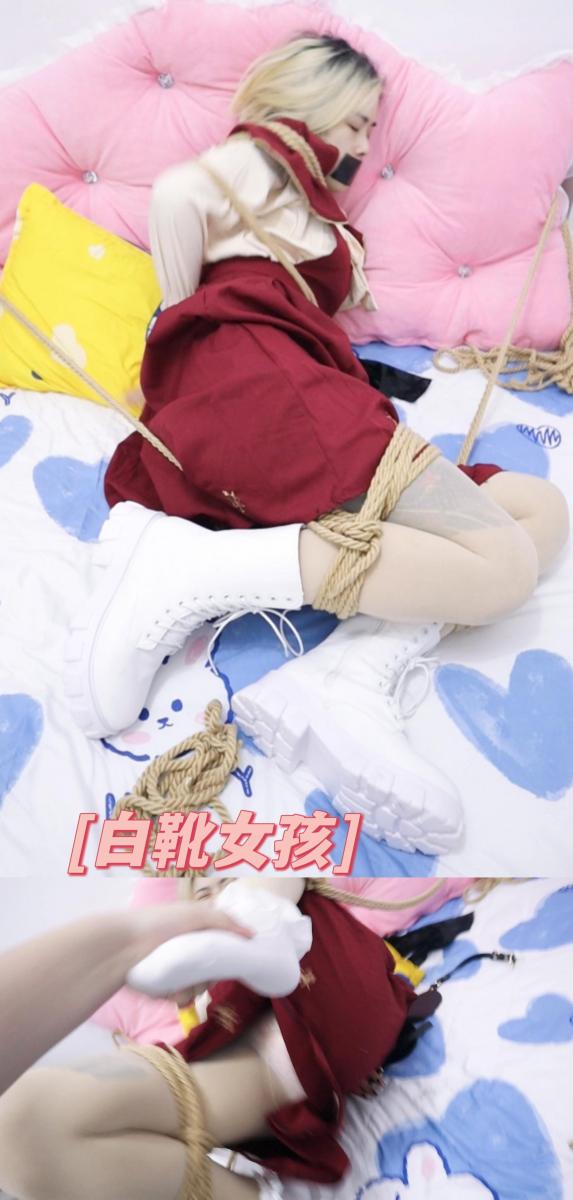 【荷约】黄头发红裙白靴子少女的痛苦绳缚磨难，被超紧的固定在床上捆绑封嘴，不断地呜咽，并被坏人玩弄并强行脱下白靴子玩弄敏感美足 少女H痛苦不堪，缓慢又焦急着挪动的自己的身躯，可是不仅没有能挣脱反而越来越紧<br>就算想大声呼救，嘴巴还是被紧紧的粘住而只能发出呜呜呜的凄惨叫声<br>无奈的晃动着白靴美脚<br>男主却不合时宜的走了过来<br>女孩H看到男主过来，慌忙往床头另一边靠拢，<br>一方面发出呜呜呜的含糊不清的话语<br>企图跑开，但是可怜的女孩子被死死的绑住根本不能挣脱分毫，<br>只能任由男主的揩油的欺辱，<br>愤怒的想用白靴子的小脚去踢男主，<br>真的踢到男主之后男主吃痛<br>但也更加兴奋了<br>突然男主发现了这双穿着白靴子的美丽小脚的楚楚可怜的黄头发女孩的委屈眼神<br>想把女孩子的白靴子脱下来 手立马朝白靴子那里移去<br>白靴子女孩知道了男主的想法<br>急忙呜呜呜的摇头！并慌忙的张开小脚去踢男主却反被抓住<br>慢慢的脱下了女孩子的靴子，露出了女孩子的花边小白袜，<br>随着男主的手与女孩子的花边小袜子的碰撞 女孩子的叫声更加凄惨大声了！<br>但是身体却被死死的绑住根本不能移动分毫，<br>只能默默忍受着 没想到后面连小白袜都被脱下来 只露出了一双美脚<br>直到男主玩腻了 才开始 解开女孩子的束缚<br>让女孩H自己解开绳子慢慢的<br><br><br>解压码hx