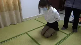【雨涵工作室】【佳怡】定拍 我被五花大绑并且绑上防污绳严刑拷问 丝袜堵在我嘴里让我说不上话 游街后拉我上邢台。 【雨涵工作室】定拍视频QQ：1003187439 或者3451471253 【佳怡】<br>【出原味妹子】3560530071【雨涵】 3451471253 【佳怡】可以和妹子本人直接交流<br>【音频小说定制】也是找上面的妹子们<br>【其他业务】约绑攻略有售以及本工作室正式启动会员优惠折扣方案，请有兴趣的同好加客服妹子Q：3104988182<br>【赞助方案】69赞助最少赠送10部视频，98赞助最少赠送20部视频，198赞助最少赠送50部视频，价格相当优惠~我被抓捕后被狱警帮上五花和防污绳，狱警对我进行拷问，态度极其恶劣。狱警凶神恶煞的看着我并且给我判了刑。我听到后，整个人瘫软坐在了地上，我不敢相信我的一生就这样了……我后悔，我悔恨，可事情已经发生了。在新型之前，我被当众游街，这样就会遗臭万年……狱警在我的嘴里塞进丝袜，拎我上邢台，这时我全身都在发抖，圣水都流在了裤裆上，我心里很复杂，很紧张，眼泪也止不住了。“崩”，女犯狠狠地倒地了，倒地后她蹬了一会脚还发出了呻吟声。