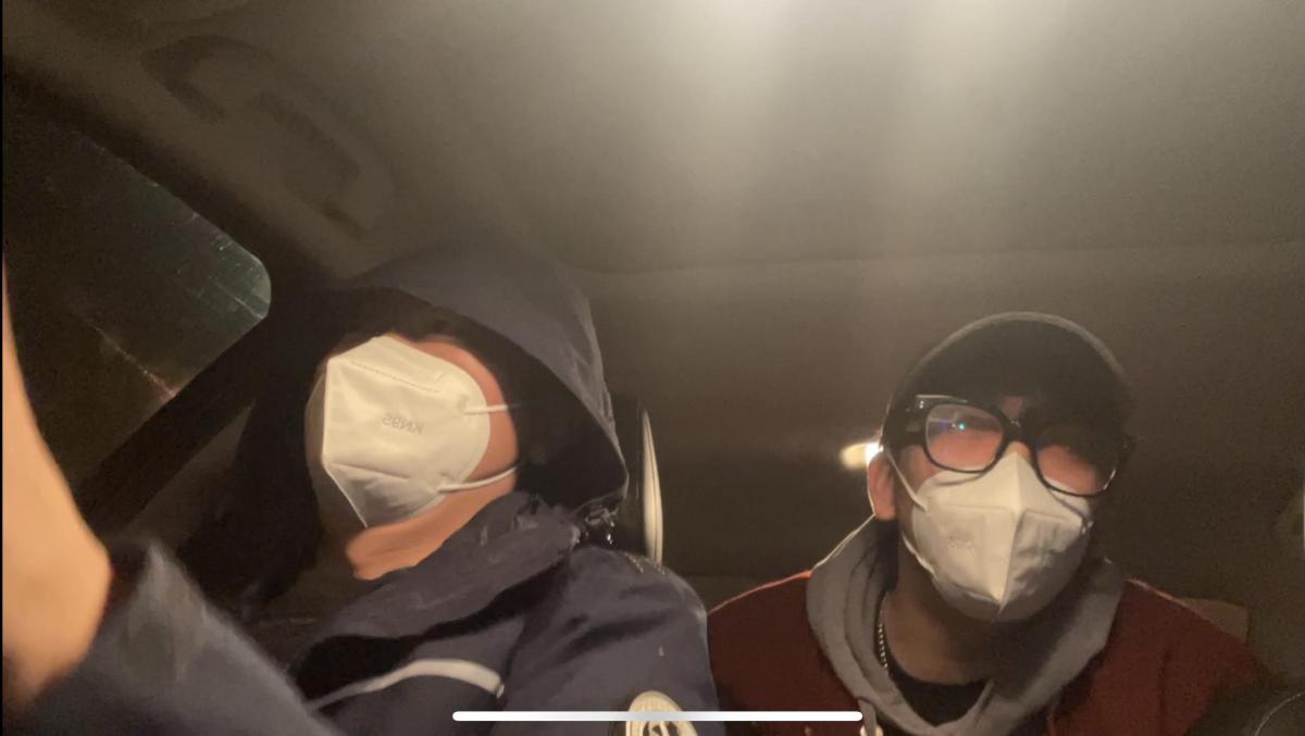 [贝特原创]贝特原创工作室精品制作《不要打黑车》1 出演：贝特  贝塔  小艺<br>剧情简介：贝塔是一名黑出租司机  为了赚取外快经常以低廉价格诱惑女乘客搭车  并和贝特一起将女孩拐卖  这天两人正要回家  边开车边物色新猎物  突然发现  刚刚下班准备回家的小艺  于是两人心生歹意  将小艺骗上车后  小艺发现路线不对  想开门下车  却为时已晚  早就藏在后座的贝特将小艺迷晕  两人找了个偏僻的地方将小艺装到袋子里带回了家   回到家的贝特对小艺爱不释手  监jin小艺几天后  找好买家将小艺卖出<br>本片为提示打黑车的危险性  女孩子不要一个人随便上陌生人的车<br><br>这次剧情拍摄耗时三个多小时  如果大家喜欢的话最近会出续集  视频加了全屏水印以防盗版❗❗❗ 还有购买作品时请看清发布人是不是我本人再发私信  <br><br>贝特最近也接了不少定拍  有些满意有些一般也有一部分不满意  因为有时候时间原因贝特会把几个定拍放到一天拍  以后贝特会合理安排时间  拍每部作品都用十分的认真 希望部分客户和贝特多磨合一下  谢谢大家的理解<br><br>贝特最近对乳胶有一些兴趣❗❗❗  欢迎有心得的朋友来找我交流交流❗❗❗   <br>贝特唯一qq：1971188709  推：@Beite0213   欢迎大家定拍交流    解压码：beite0213