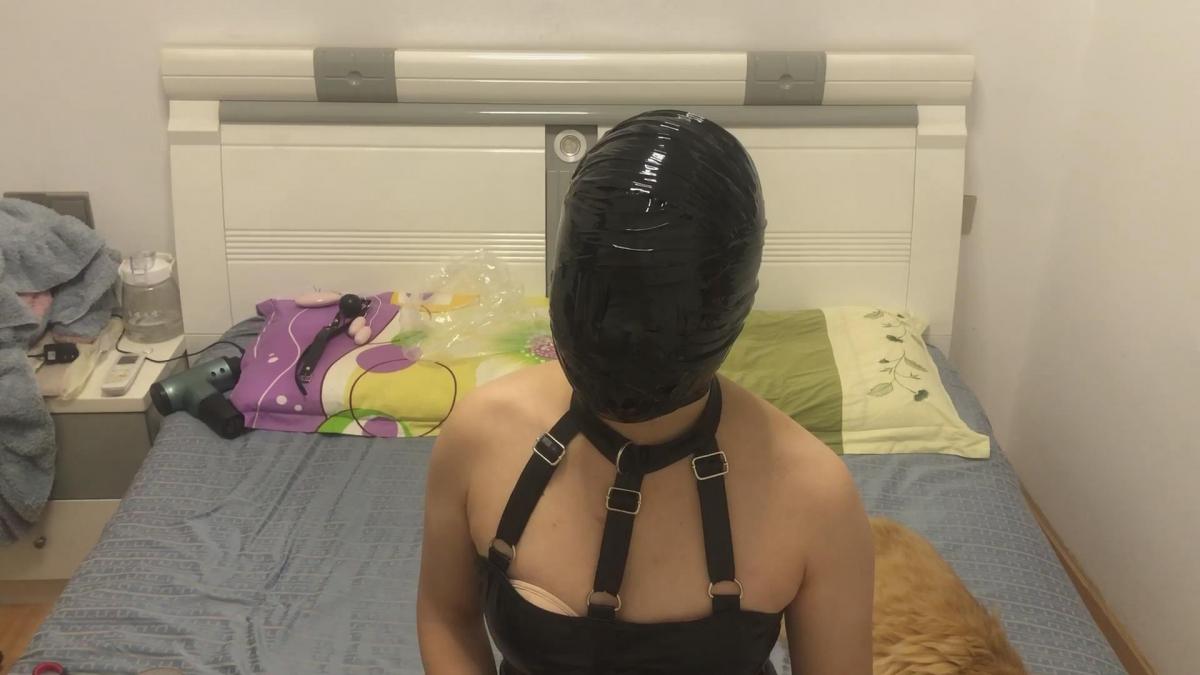 《我家胖妞》第三集 皮衣，渔网袜，打屁股，真空无内，强制GC，TD，筋膜枪，丝袜套头，胶带包头，塑料袋等元素丰富！ 主角:我老婆，身高160，体重55kg，在我心里就是完美的微胖身材<br>说明:不知道从什么时候开始，喜欢上了全包，能让老婆配合我如此的XP，我真的很幸运，第一次拍视频分享，肯定有很多不足的地方，希望大家多多提出建议和意见。预告一下，乳胶真空床已下单，后面会拍摄真空床视频，谢谢大家。<br>视频简介:第三集拍摄的主题是皮衣，渔网袜，打屁股，真空无内，强制GC，TD，筋膜枪，丝袜套头，胶带包头，塑料袋等，视频都是在保证安全的情况下拍摄，并无不良引导。具体视频内容请大家品鉴！<br>昨日视频结尾结束的比较仓促，因为操作不当导致老婆当场哭了，后面就没拍了，今天补上后续的剧情<br>个人QQ：634158629 百度云文件建议先下载再解压观看，不要在线解压，容易导致链接失效。解压密码1234569