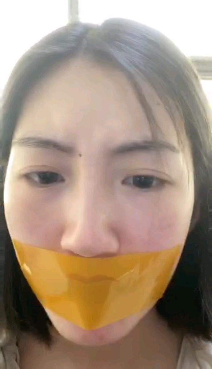 小鱼胶带封嘴 定制透明胶带黑色胶带黄色胶带轮流封嘴，挣扎特写