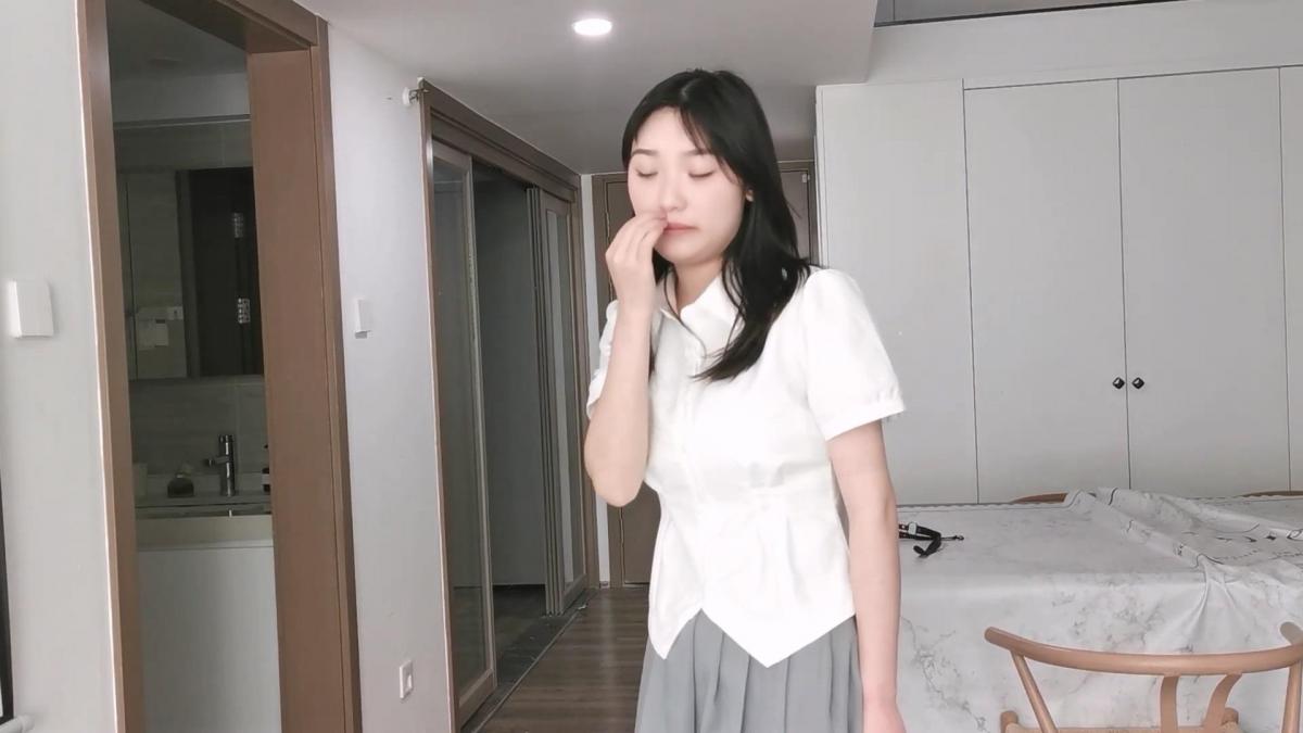 奥特曼定拍：丰满妹子尤涵JK制服跪缚长时间放置 大小：4.76GB 时长：85分钟 解压密码：123456，请勿在线解压 这次给大家带来的是很早之前的一部定拍，这次拍的是丰满的大熊妹子尤涵，尤涵穿着一身JK制服身材非常凹凸有致，这次把尤涵上身日式紧缚，双腿并拢跪起来，后边用绳子吊起来拴在桌子边上，就这么一个人静静的放置。大家喜欢的话近期会把之前积压的定拍尽快给大家发出来。<br>
