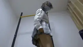 【雨涵工作室】【佳怡】定拍 吊手拿钥匙 脚丫子夹钥匙  jiojio左右摇摆的样子扣人心弦 【雨涵工作室】定拍视频QQ：1003187439 或者3451471253 【佳怡】<br>【出原味妹子】3560530071【雨涵】 3451471253 【佳怡】可以和妹子本人直接交流<br>【音频小说定制】也是找上面的妹子们<br>【其他业务】约绑攻略有售以及本工作室正式启动会员优惠折扣方案，请有兴趣的同好加客服妹子Q：3104988182<br>【赞助方案】69赞助最少赠送10部视频，98赞助最少赠送20部视频，198赞助最少赠送50部视频，价格相当优惠~我单手吊在架子上用手铐锁住，月老狗把钥匙放在地面上让我自己伸手去拿？这不是为难人嘛……我一弯腰感觉浑身筋骨都快断了 这根本不是人类能做到的事，这不是存心的吗。月老狗说，可以用脚！怎么不早说，让我白白疼了。我伸出性感的大腿和光滑的脚丫子，张开剪刀脚趾丫，哇塞，真的好好看，这脚趾缝都闪闪发光的。我用脚趾头把钥匙夹起然后用力一抬脚，用手去抓，重复好多次都没有用。我气得用力跺脚，眼泪口水都气出来了，我的唾沫都能喷s他，太气了！